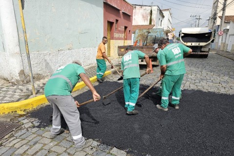 Prefeitura finaliza manutenção na rede de drenagem da Rua 21 de Abril