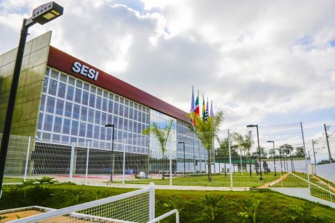 Taubaté; Parceria entre Prefeitura e SESI oferece vagas em natação, handebol, badminton e tênis de mesa A Prefeitura de Taubaté, em parceria com o SESI (Serviço Social da Indústria), está com inscrições abertas para quase 400 vagas em quatro modalidades esportivas voltadas a crianças e adolescentes de 6 a 15 anos. As atividades acontecem na unida
