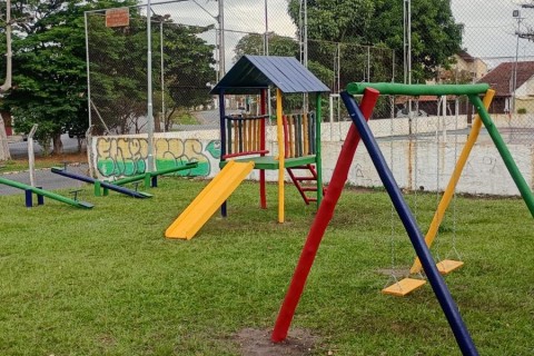 Prefeitura instala playground no bairro Jardim Resende