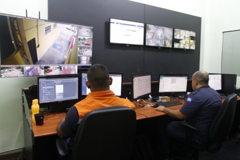 Moradores do bairro Chácara Doutor Hipólito visitam CGI e conhecem trabalho de monitoramento da Prefeitura